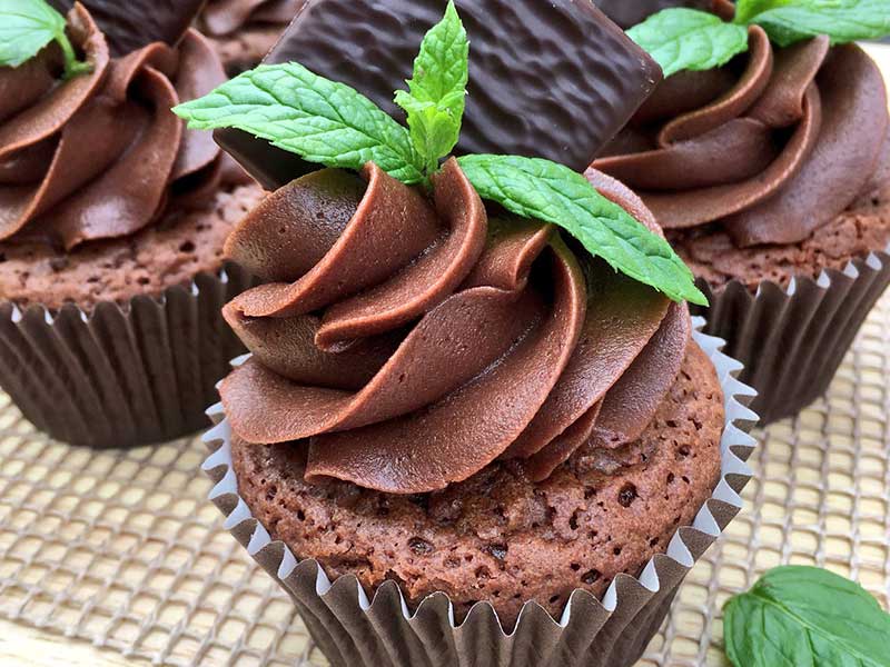 Marshmallow High-Hat Cupcakes